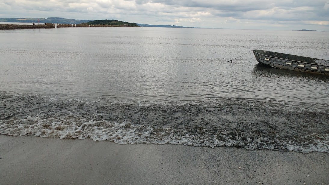 Crammond Island in distance 遠くに見えるのがクラモンド島